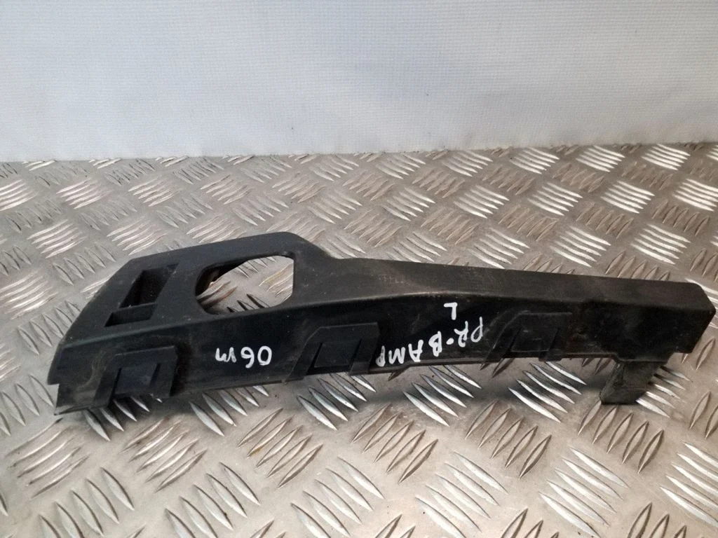 Priekšējā bampera turētājs 4M5117E857AC