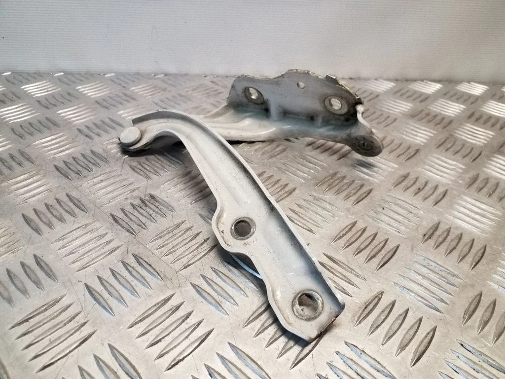 Engine bonnet/hood hinges – Skoda Octavia Mk3 (5E) (2013-2019)