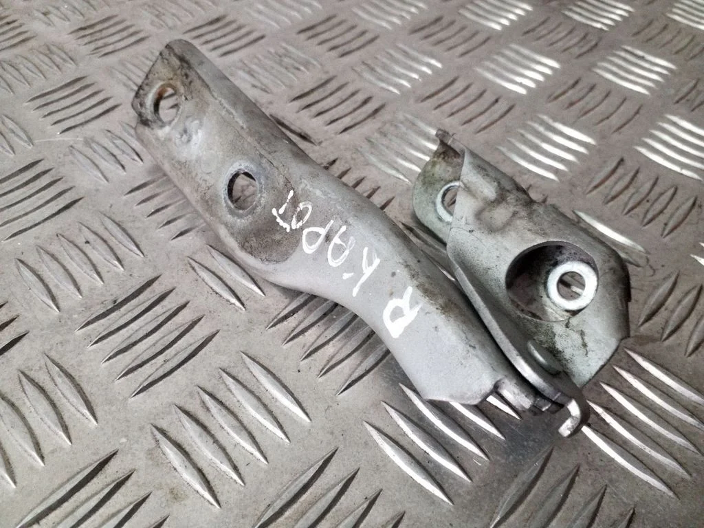Engine bonnet/hood hinges 8P0823302B