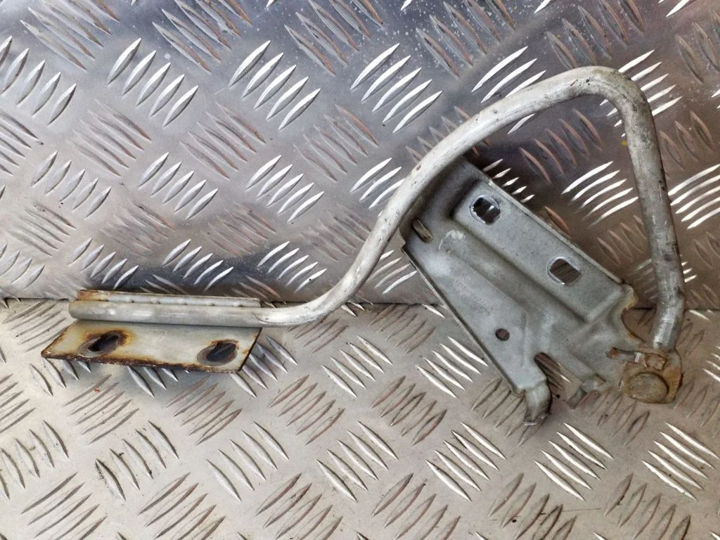 Motora pārsega eņģe (-es) YC1516801AH