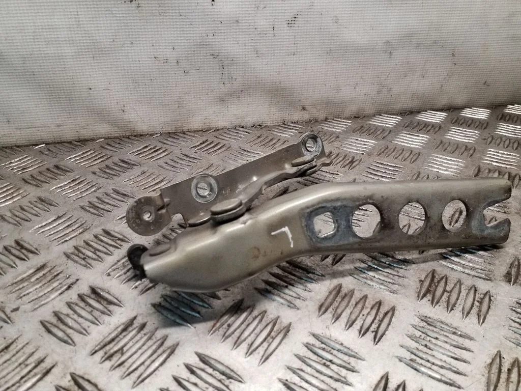 Engine bonnet/hood hinges – Skoda Octavia Mk2 (1Z) (2004-2013)
