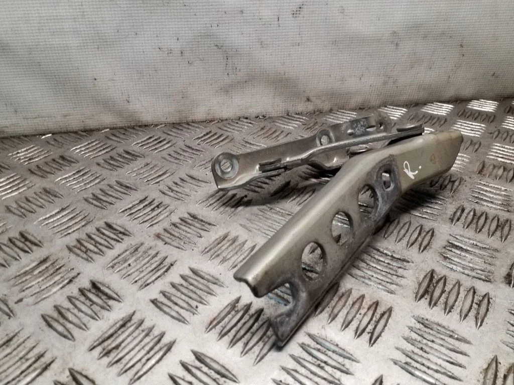 Engine bonnet/hood hinges – Skoda Octavia Mk2 (1Z) (2004-2013)