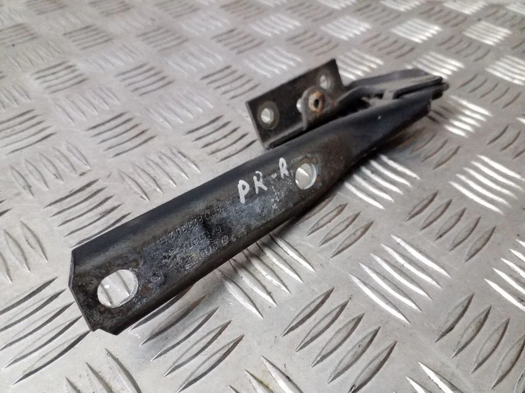 Motora pārsega eņģe (-es) 8D0823302B
