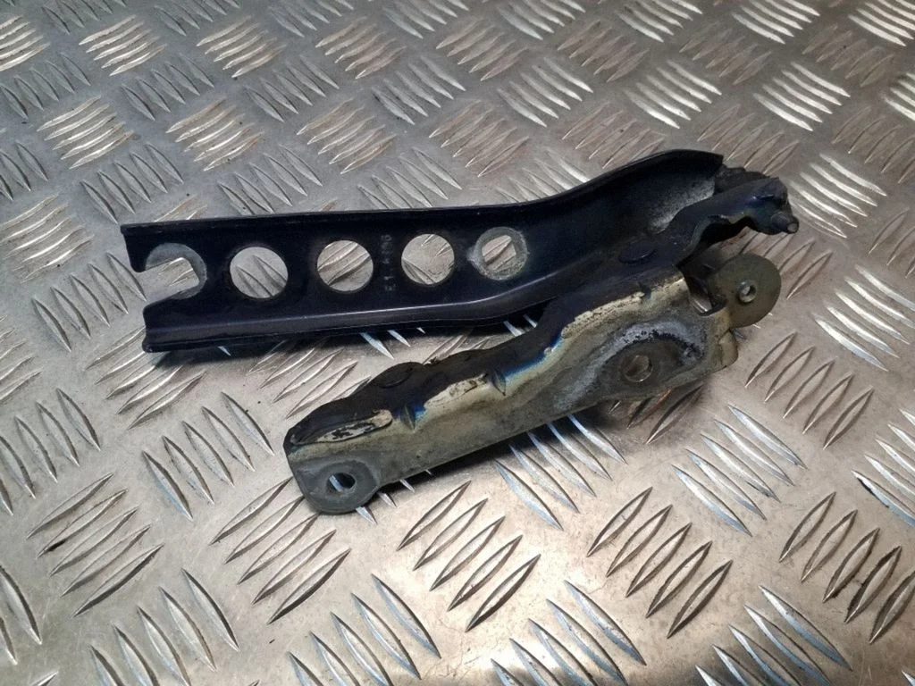 Engine bonnet/hood hinges – Skoda Octavia Mk2 (1Z) (2004-2013)