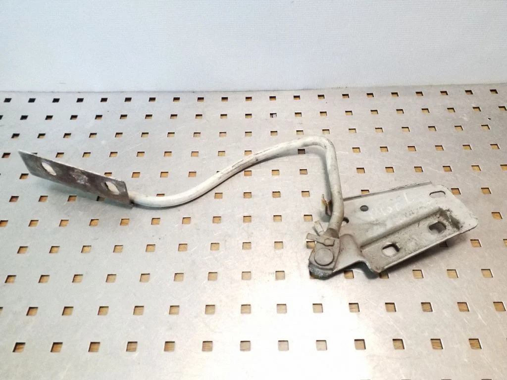 Motora pārsega eņģe (-es) YC1516801AH