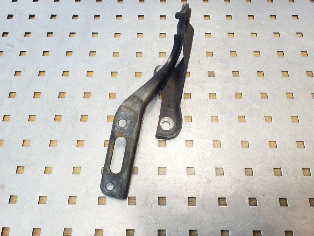 Engine bonnet/hood hinges – front left