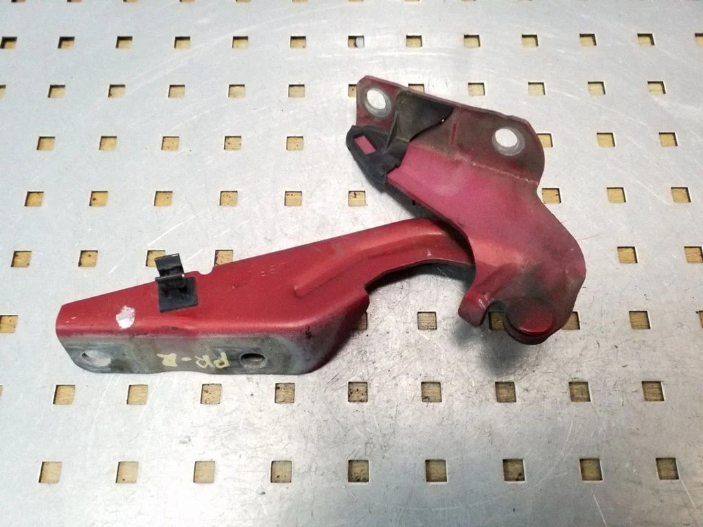 Engine bonnet/hood hinges – front right