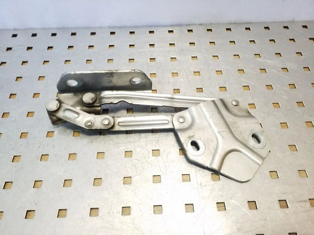 Motora pārsega eņģe (-es) 1T0823301B