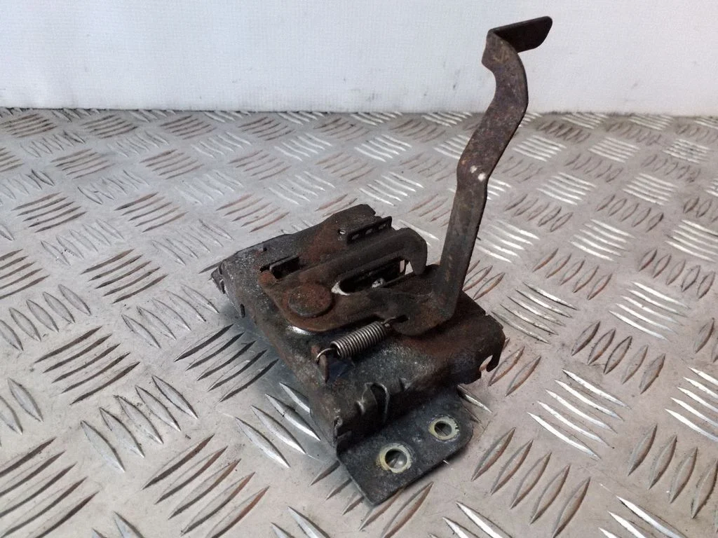 Engine bonnet/hood lock/catch
