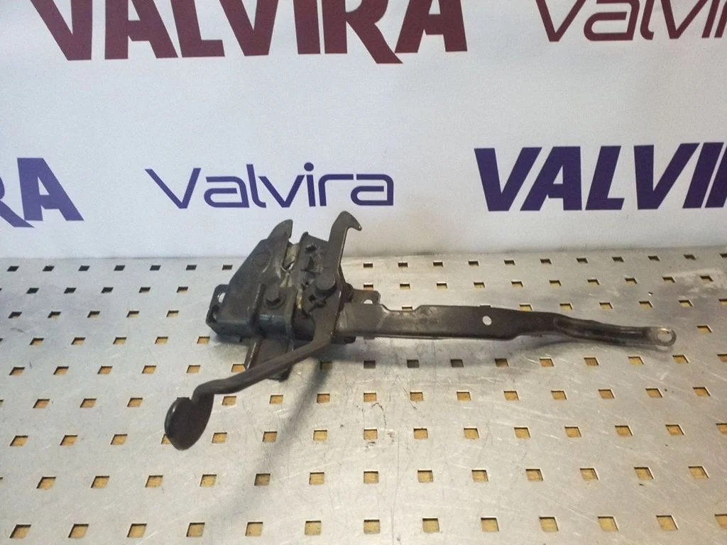 Motora pārsega slēdzene