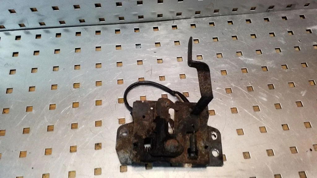 Engine bonnet/hood lock/catch