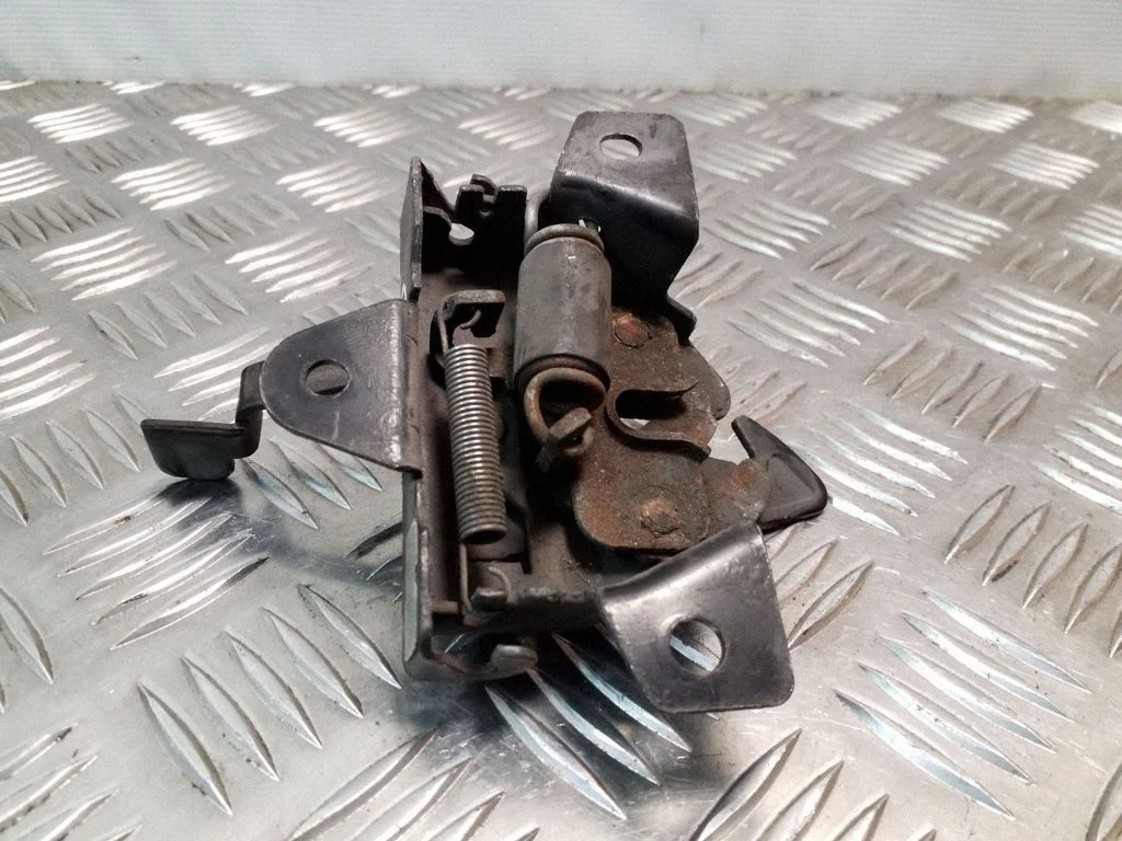 Engine bonnet/hood lock/catch