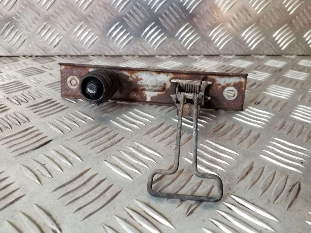 Kilpa variklio dangčio spynos