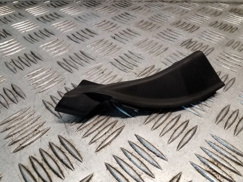 Wiper trim – KIA Sorento (2010-2014)