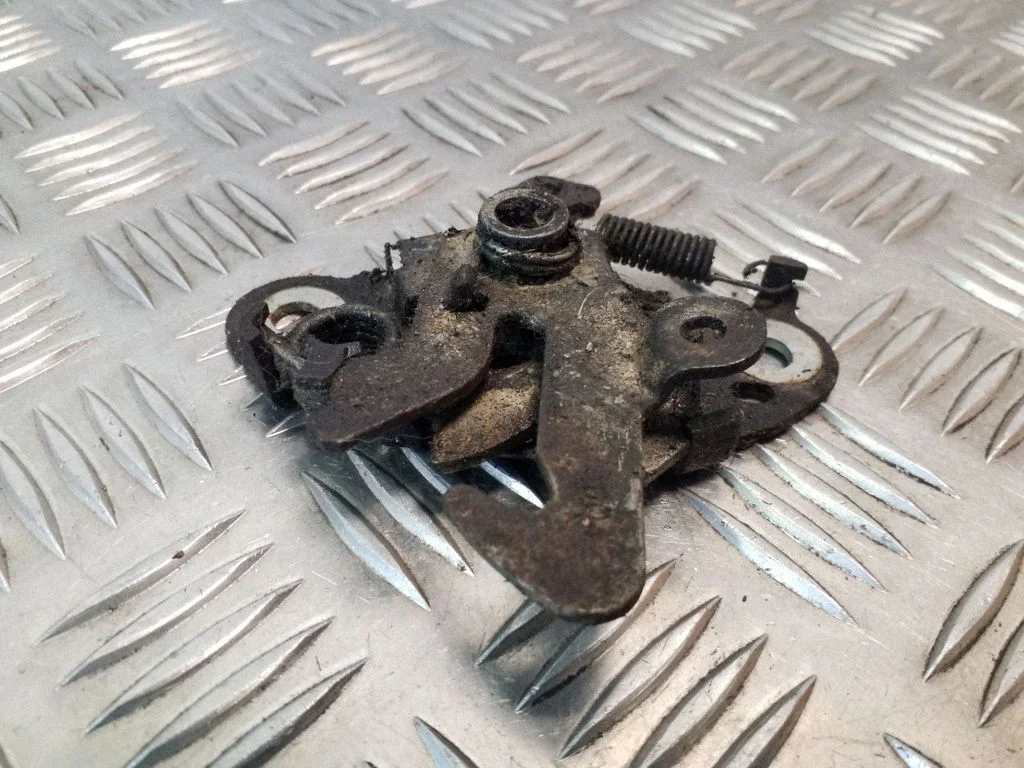 Engine bonnet/hood lock/catch