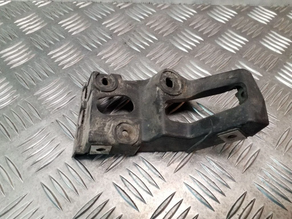 Fender mounting bracket – Audi A4 S4 B6 8E 8H (2001-2005)