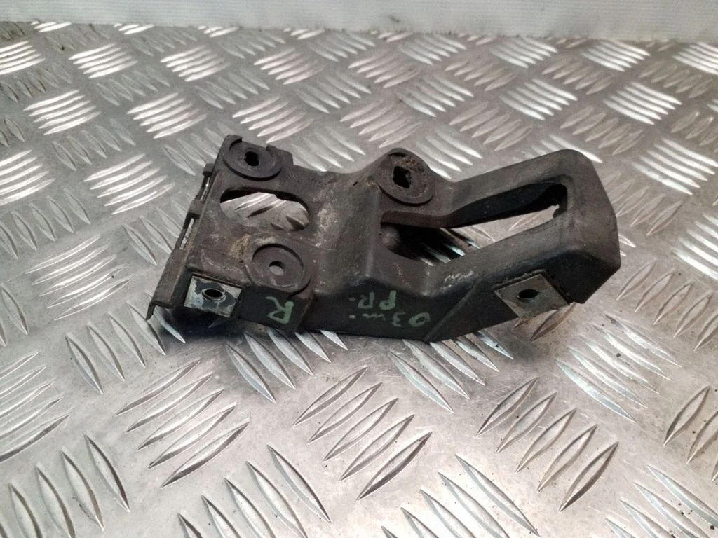 Fender mounting bracket – Audi A4 S4 B6 8E 8H (2001-2005)