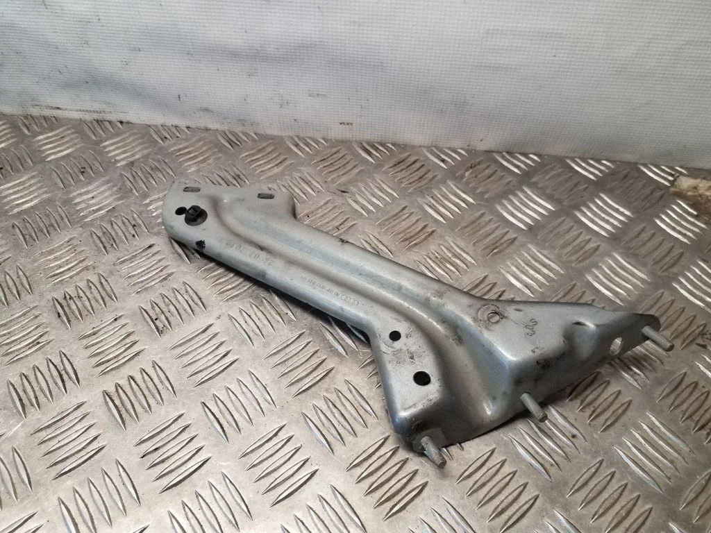 Poritiiva kinnitusklamber 8R0821135