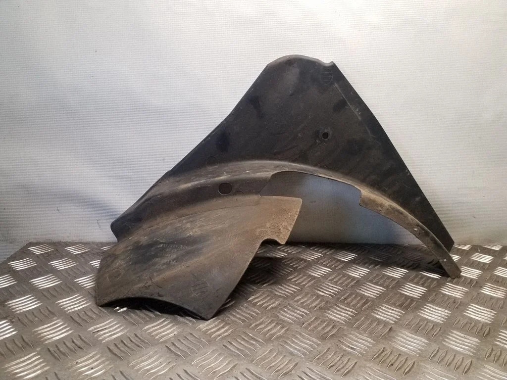 Front wheel arch liner splash guards 8P0805885