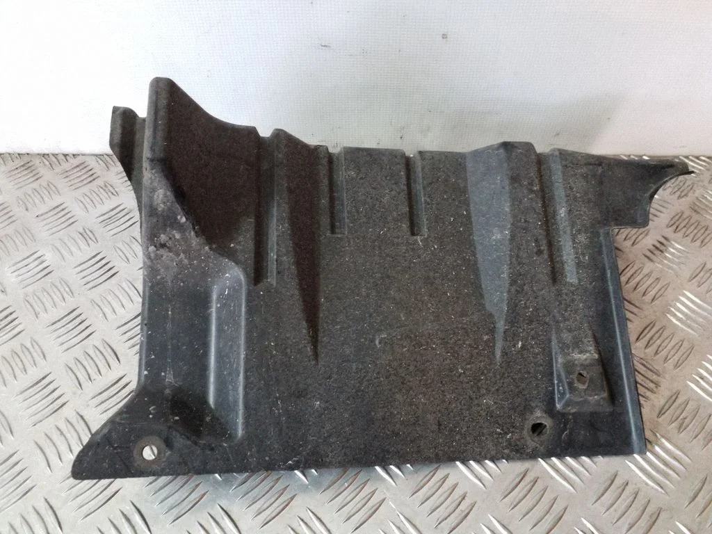 Engine splash shield/under tray – front left