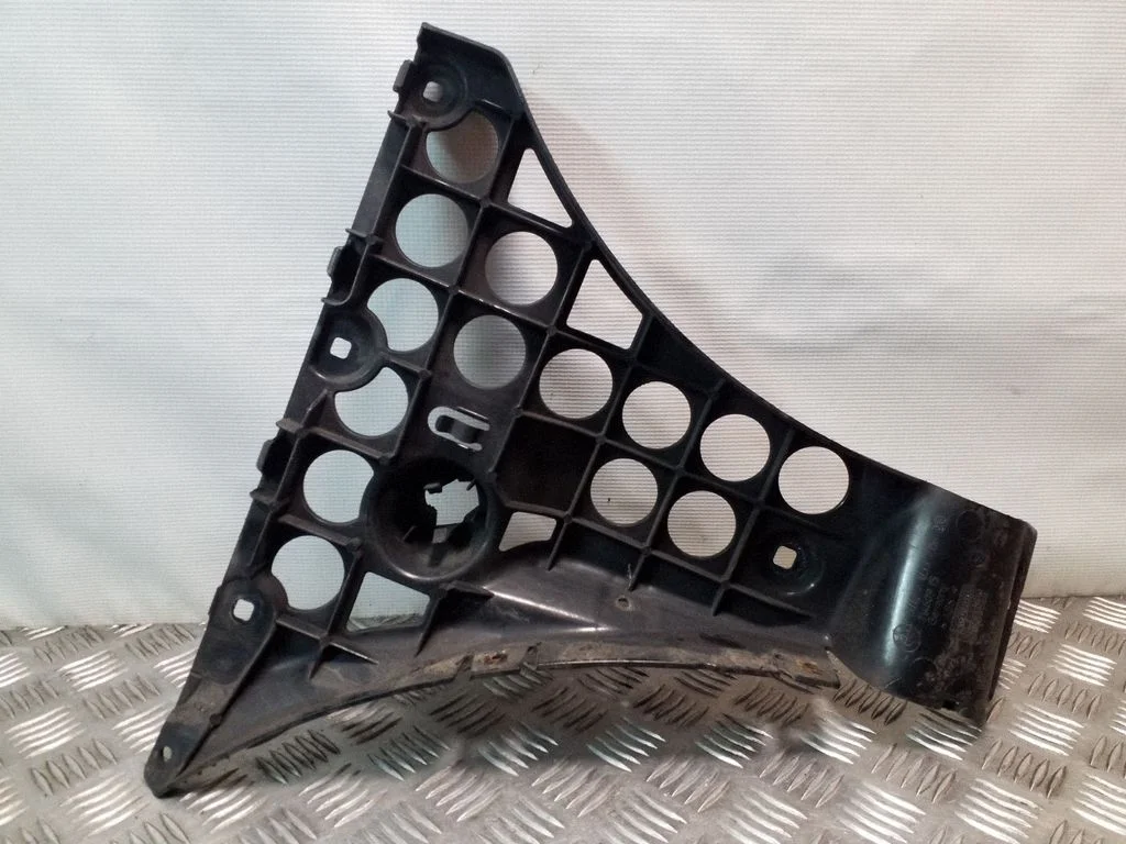 Tagumise kaitseraua kinnitusklamber – BMW 5-seeria E60 E61 (2004-2010)