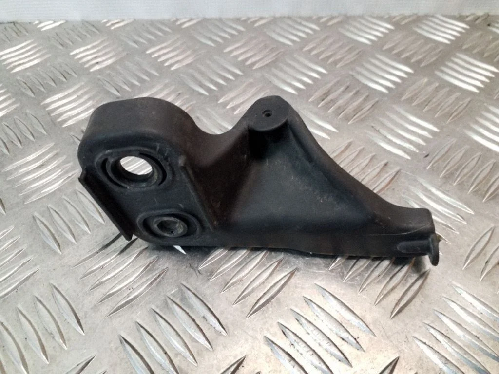 Rear bumper mounting bracket 8P3807330