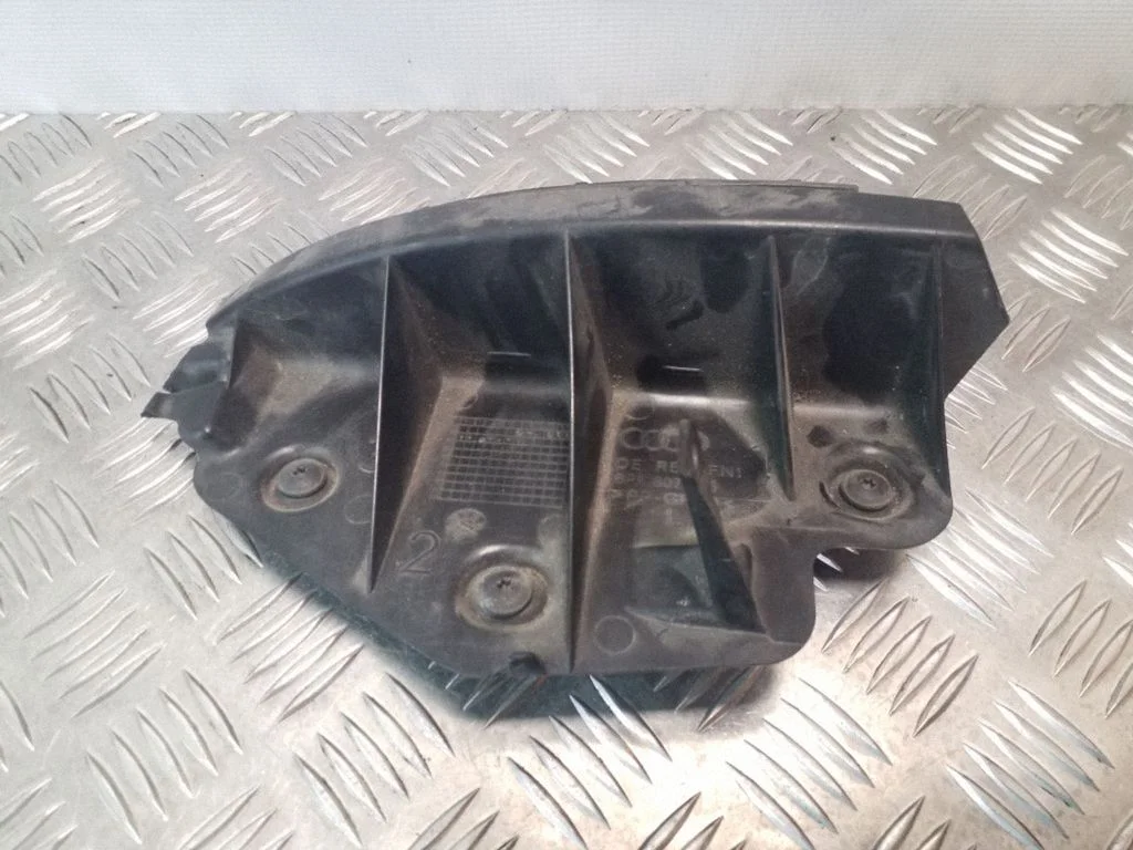Rear bumper mounting bracket 8P387393