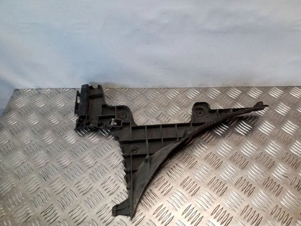 Rear bumper mounting bracket 8P3807377A