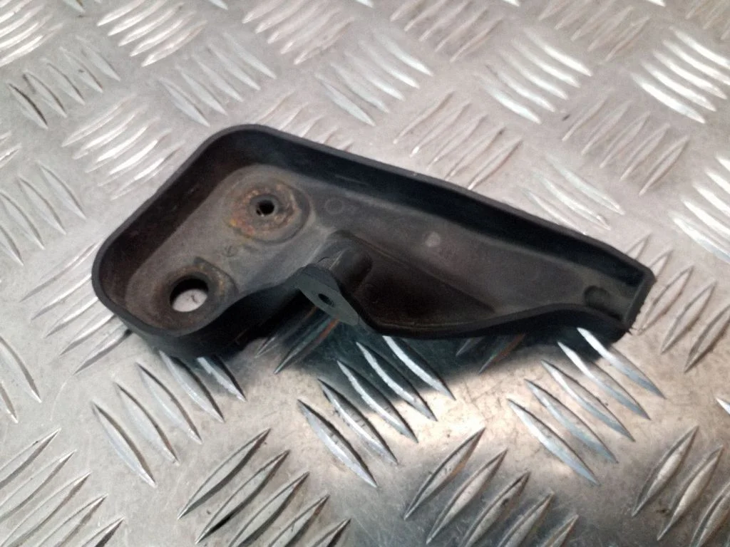 Rear bumper mounting bracket 8P3807330