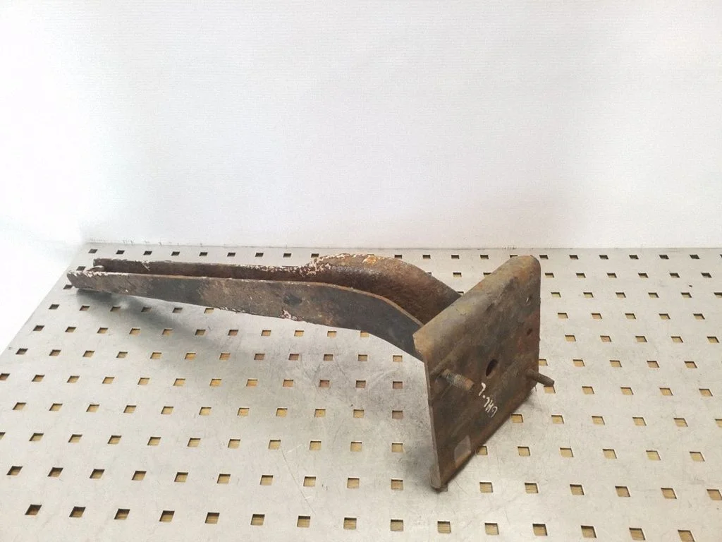Rear bumper mounting bracket – rear left