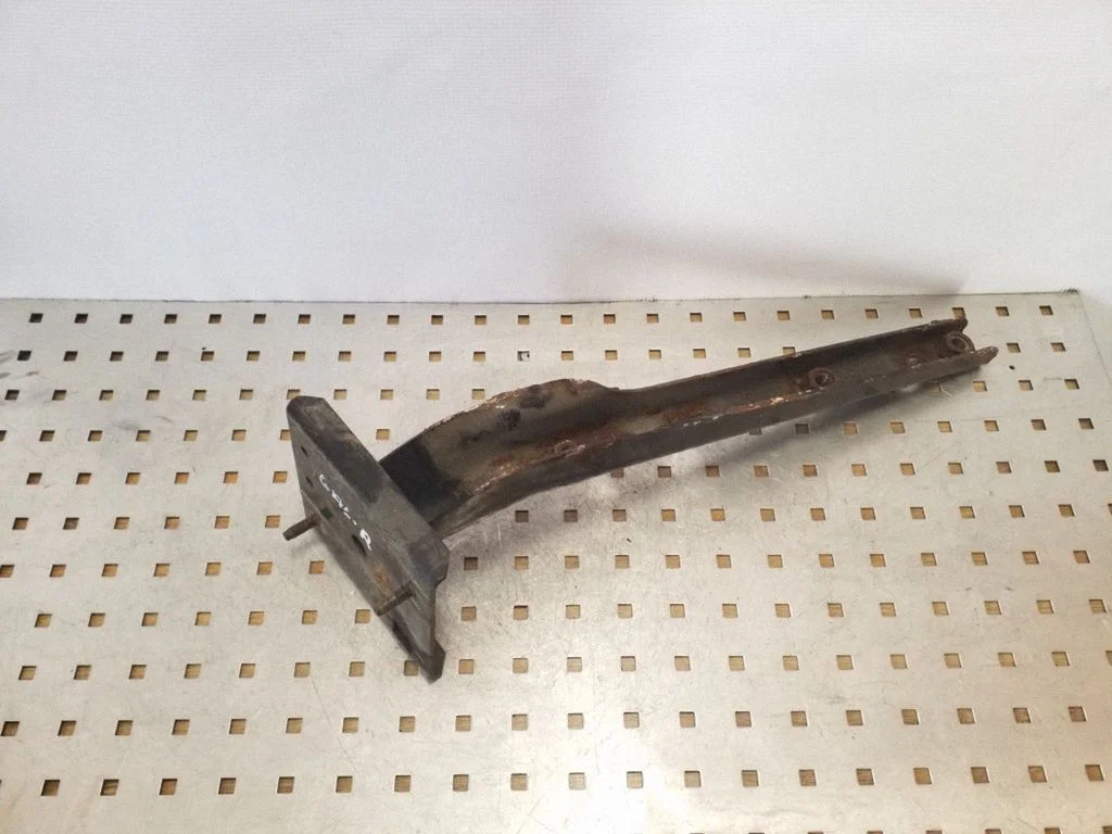 Rear bumper mounting bracket – rear right