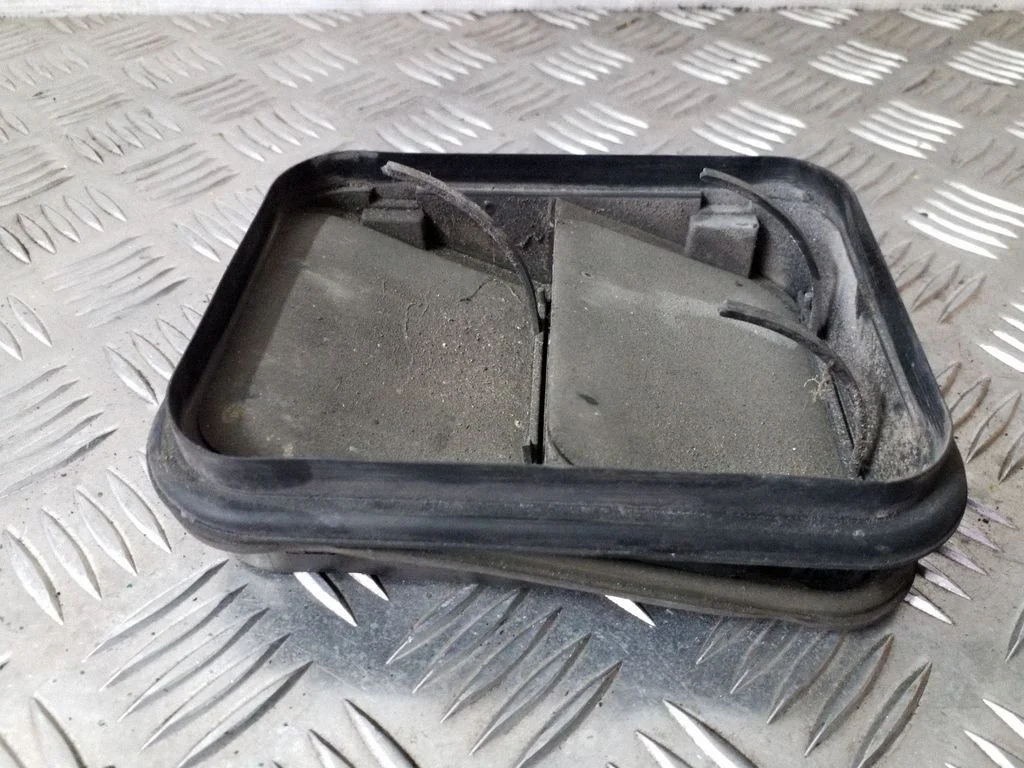 Quarter panel pressure vent 8200003575