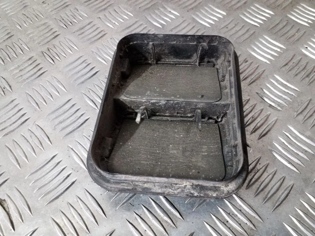 Quarter panel pressure vent 8200003575