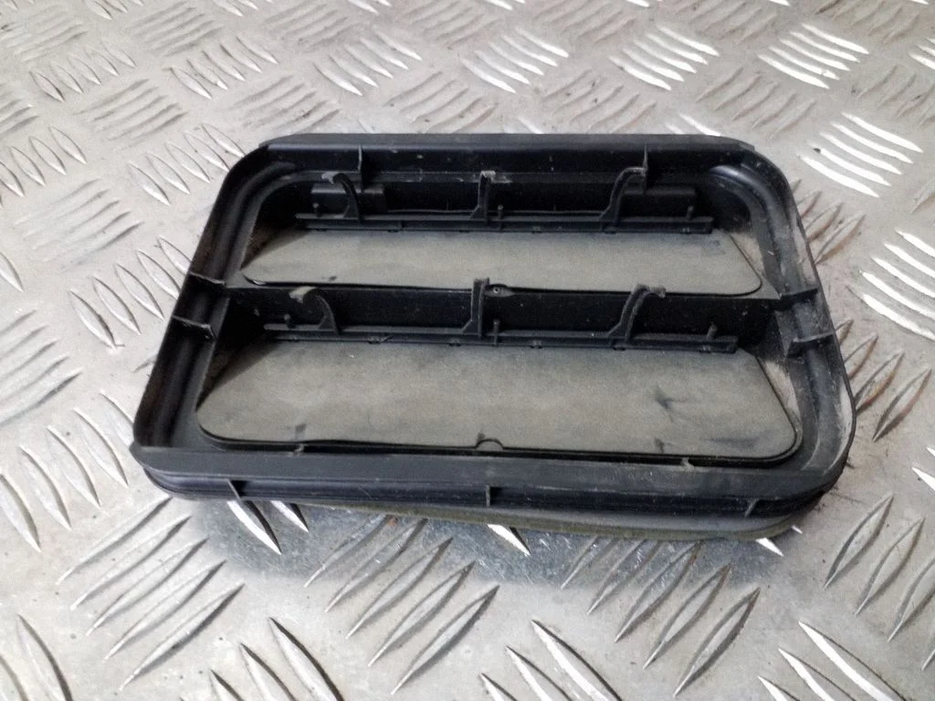 Quarter panel pressure vent 7700838358