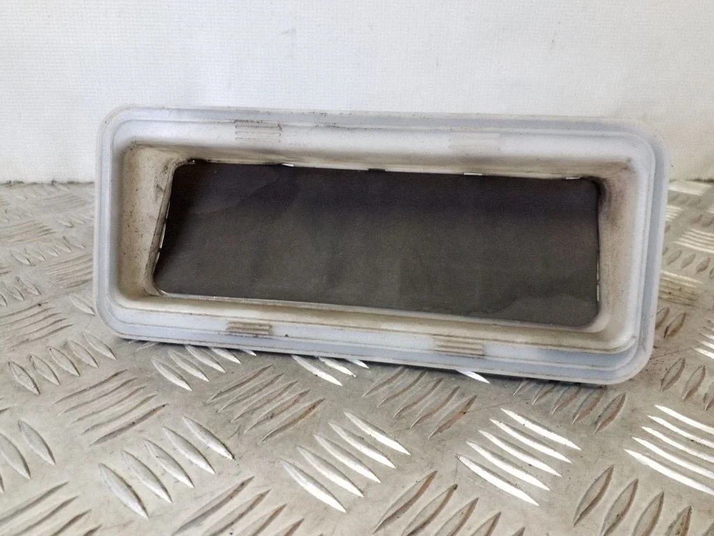 Quarter panel pressure vent 7733065J00