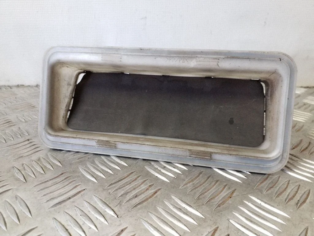 Quarter panel pressure vent 7733065J00