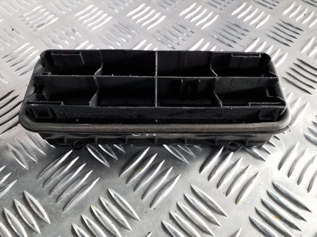 Ventilācijas režģis – Nissan Juke I F15 (2010-2018)
