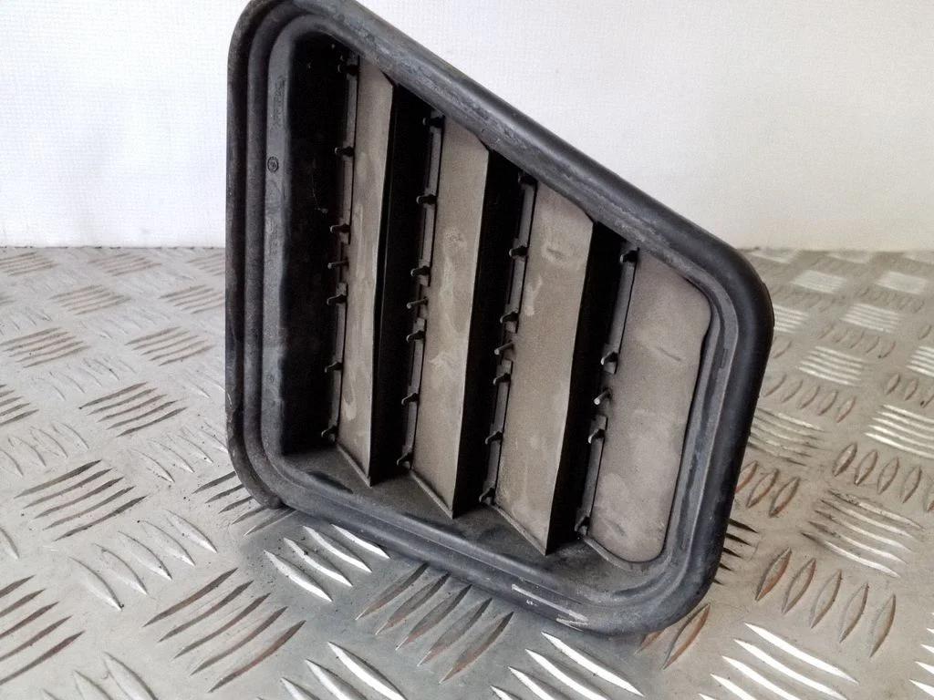 Ventilatsioonirest A2518300142