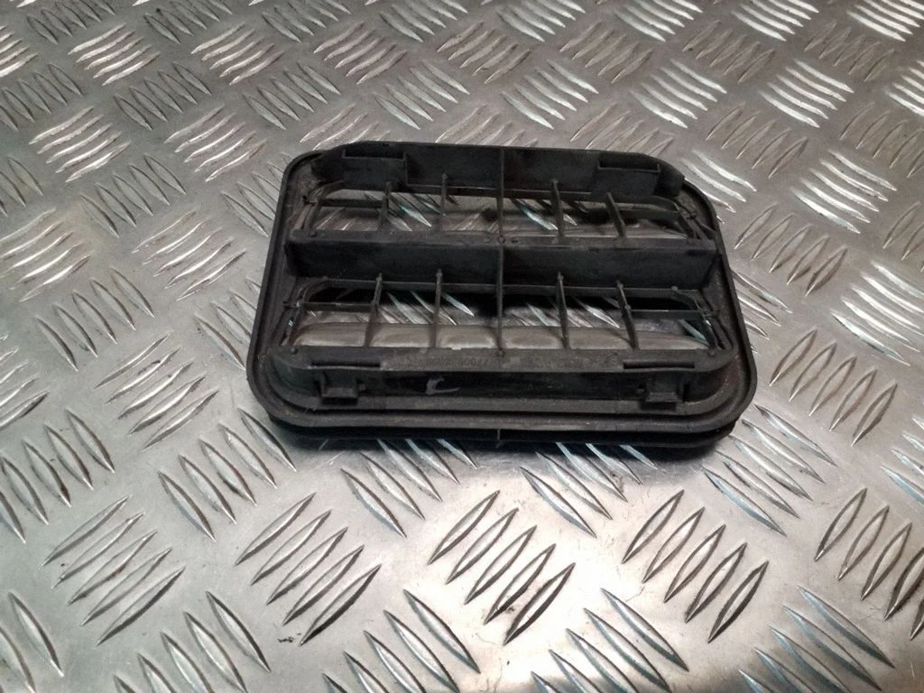 Quarter panel pressure vent 7700838358