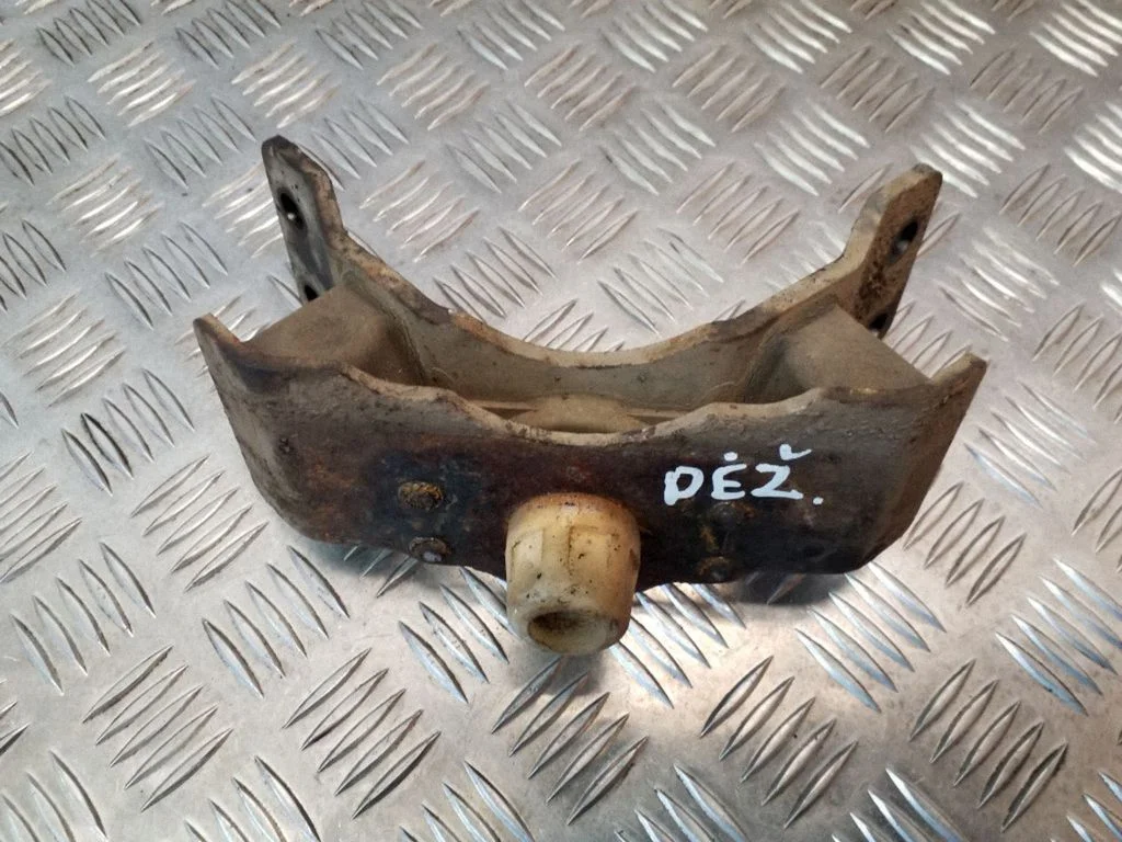 Gearbox mount – Toyota Land Cruiser (J120) (2002-2009)