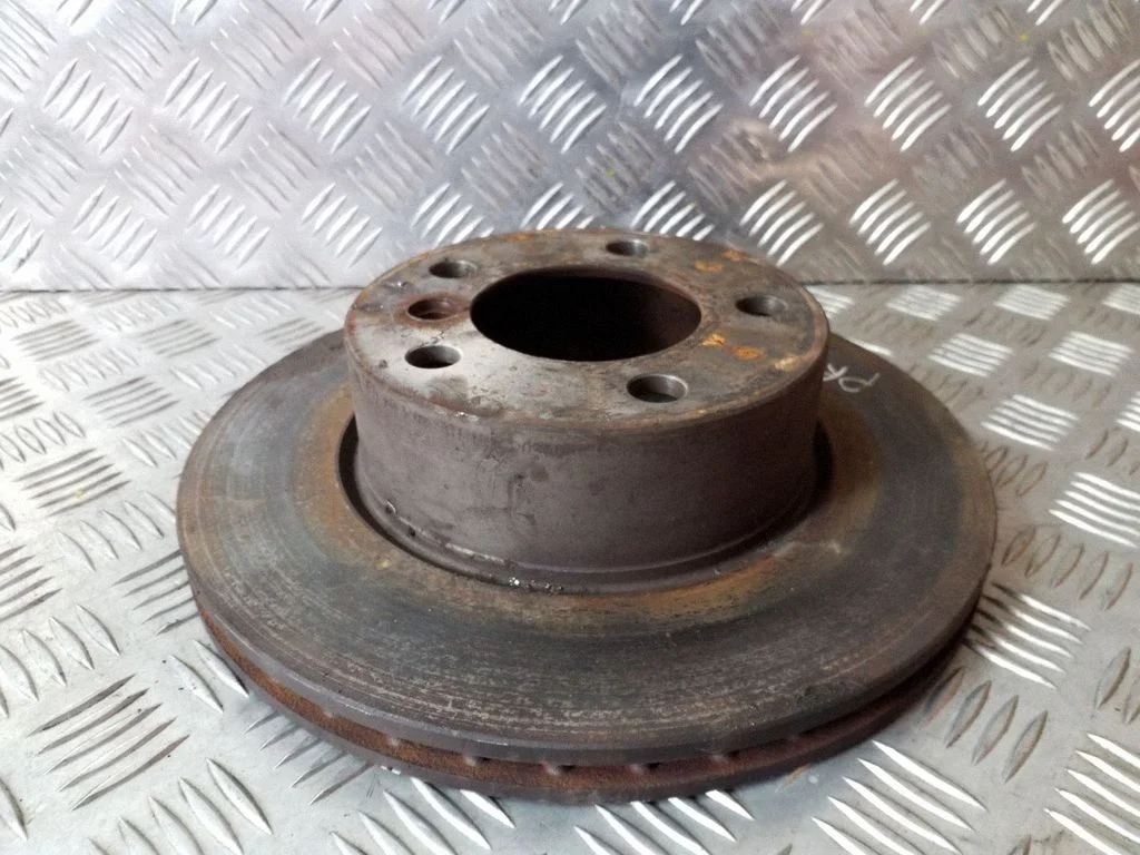 Priekšējais bremžu disks – kreisā