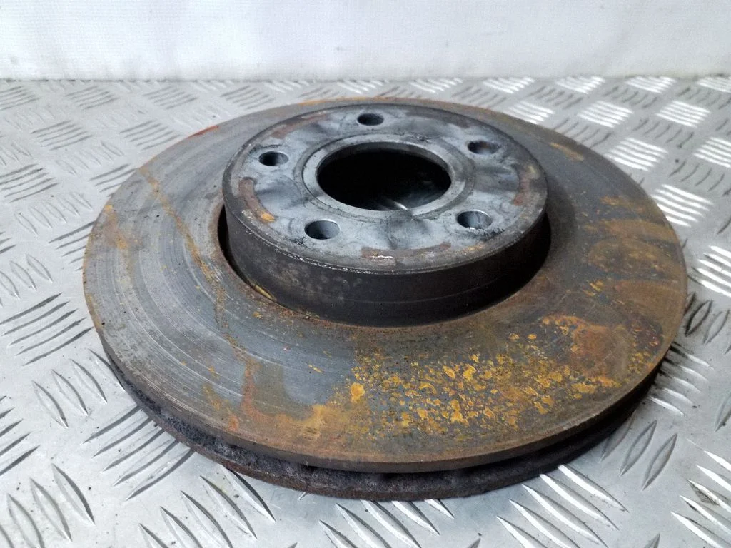 Priekšējais bremžu disks – kreisā