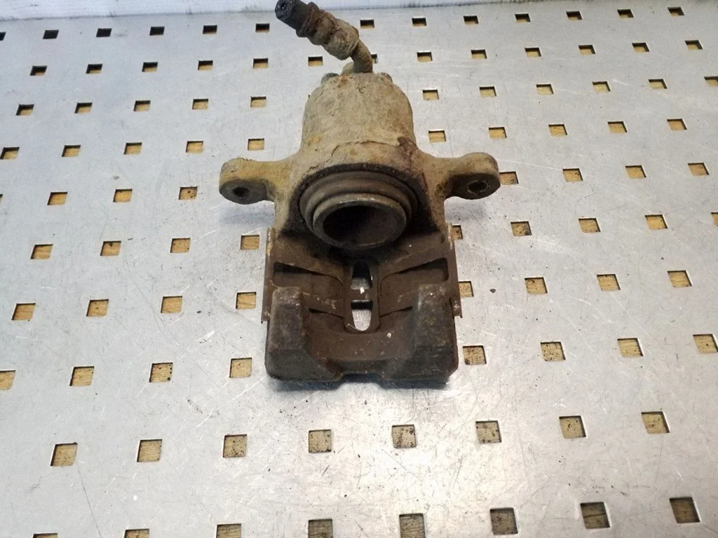 Rear brake caliper – rear right