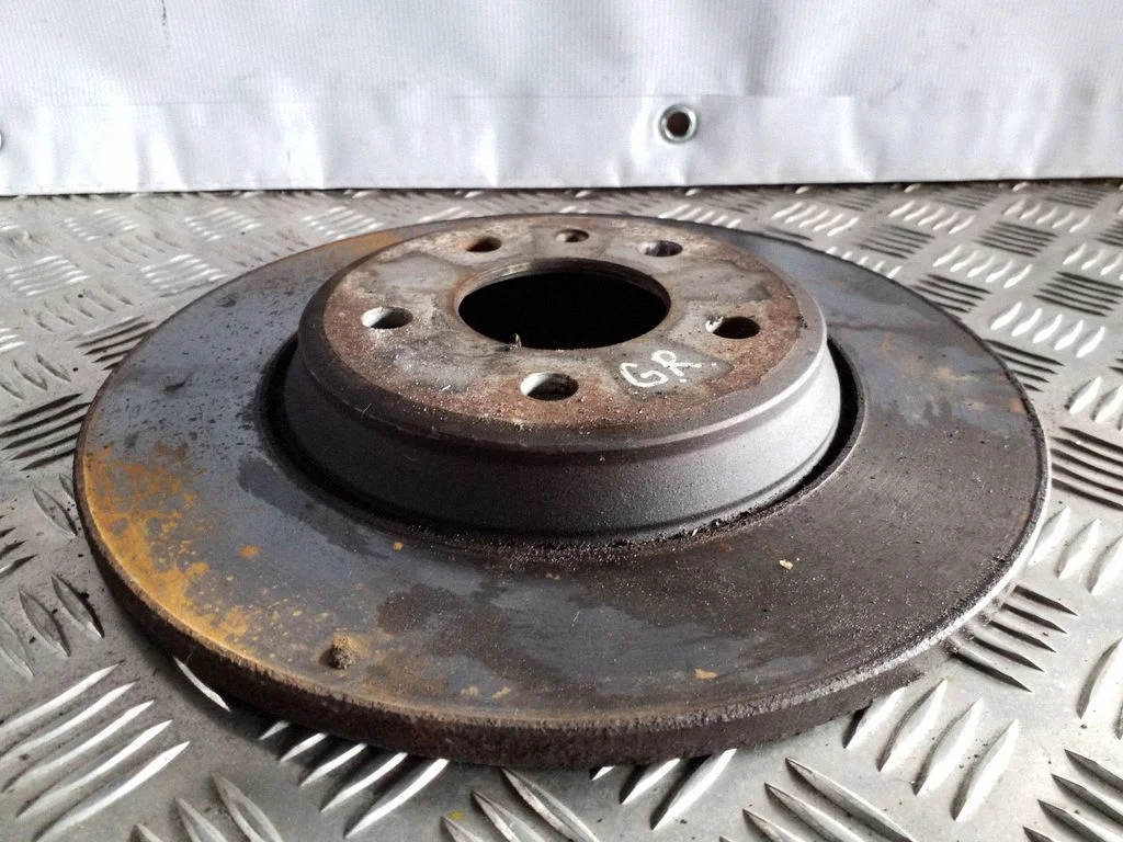 Aizmugurējais bremžu disks – labā
