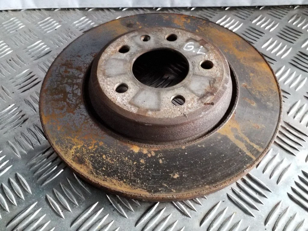 Aizmugurējais bremžu disks – kreisā