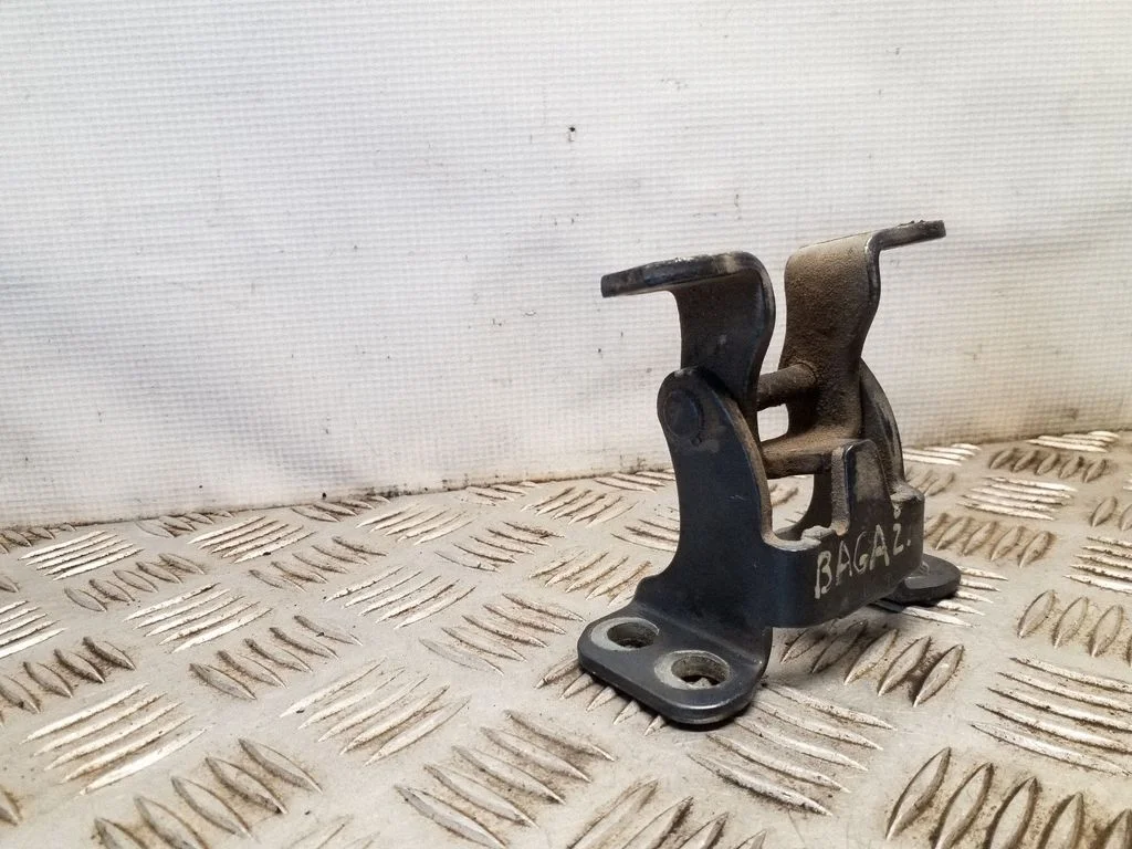 Tailgate/trunk/boot hinge
