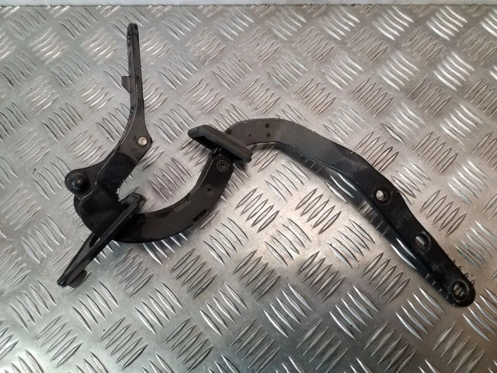 Tailgate/trunk/boot hinge – Volvo V70 (2005-2008)