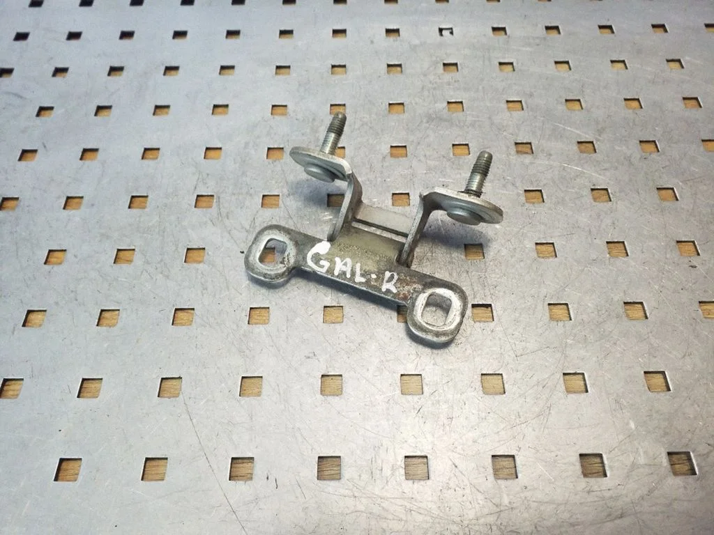 Tailgate/trunk/boot hinge – rear right