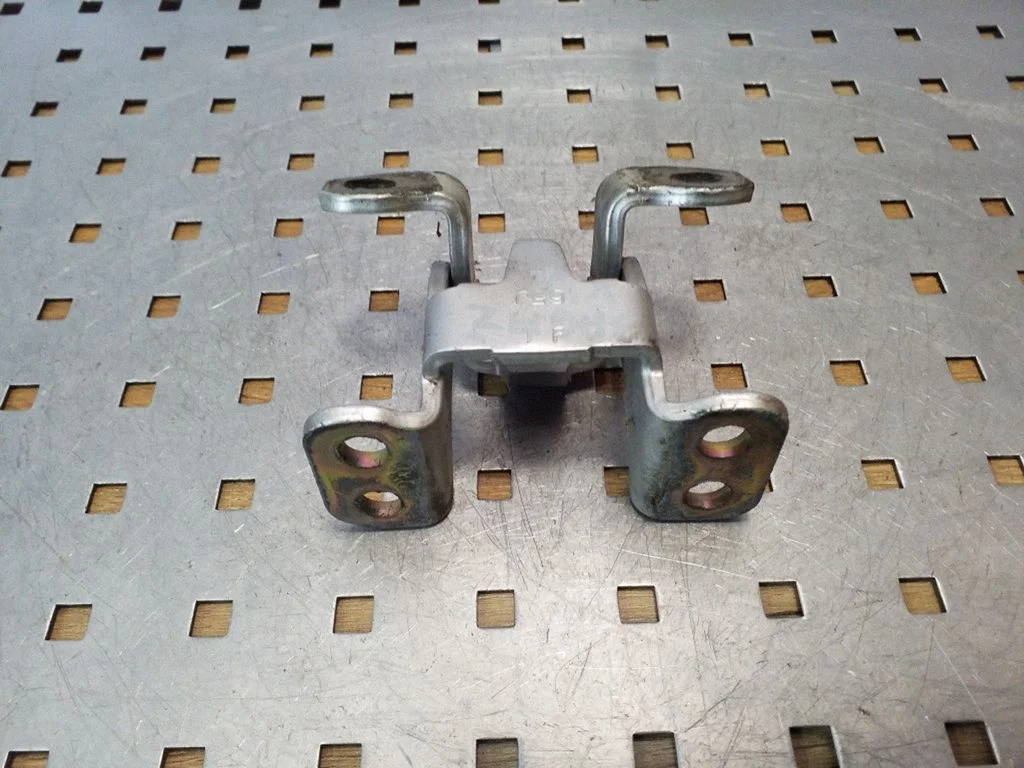 Tailgate/trunk/boot hinge