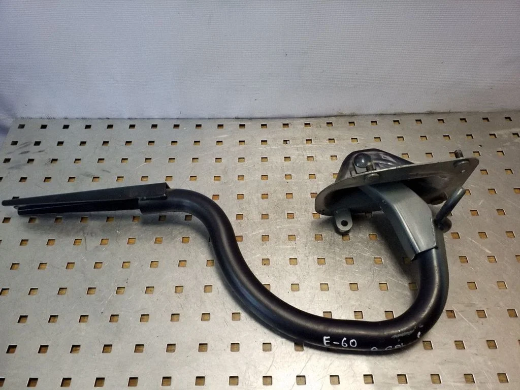 Aizmugurējā vāka eņģe (-es) – BMW 5. sērija E60 E61 (2004-2010)